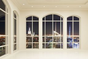 Фреска панорамные окна с видом на город