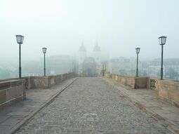 Фотообои Туманный мост в старинном городе